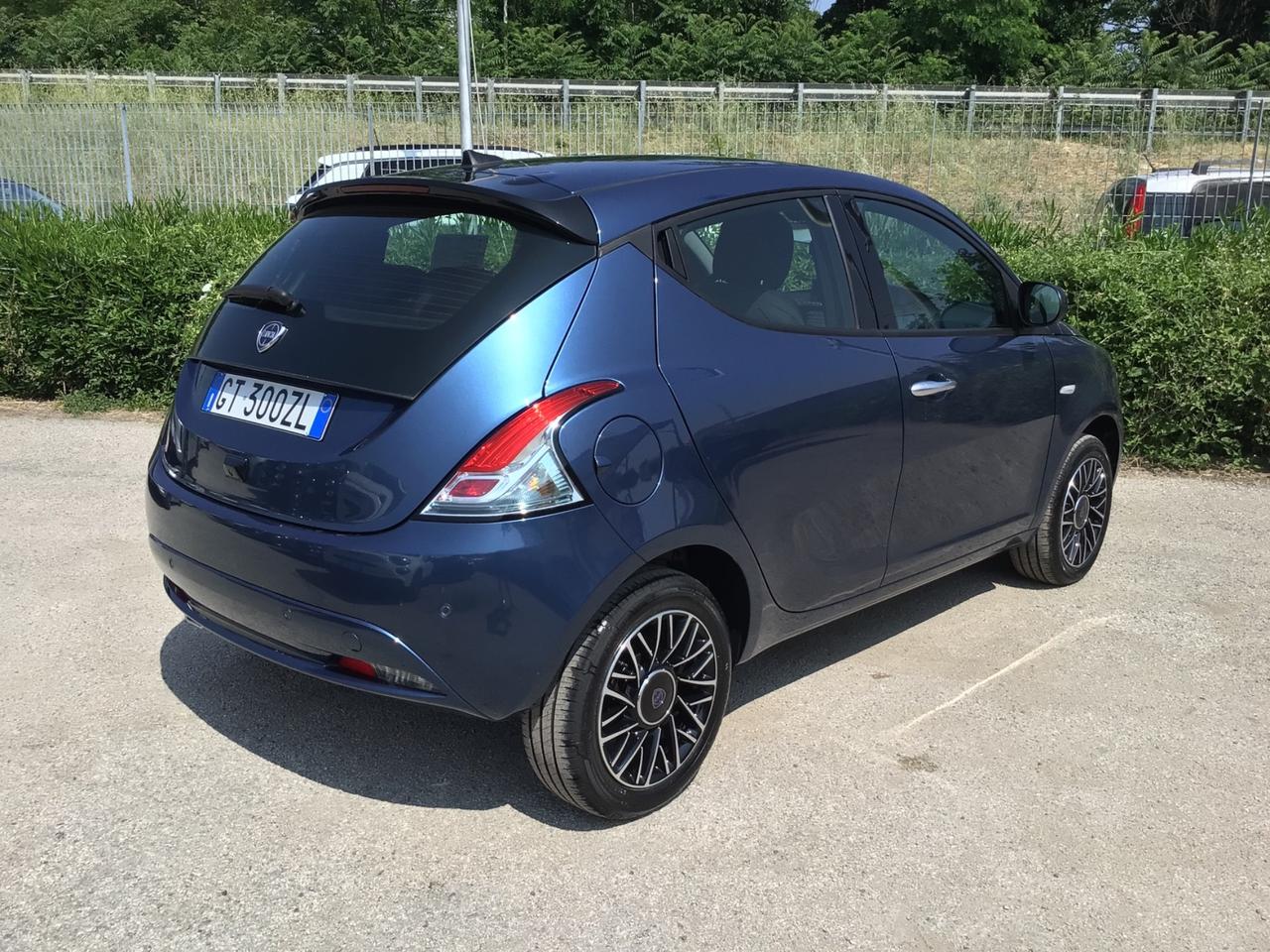 Lancia Ypsilon 1.0 FireFly 70 Cv Hybrid Platino KM0
