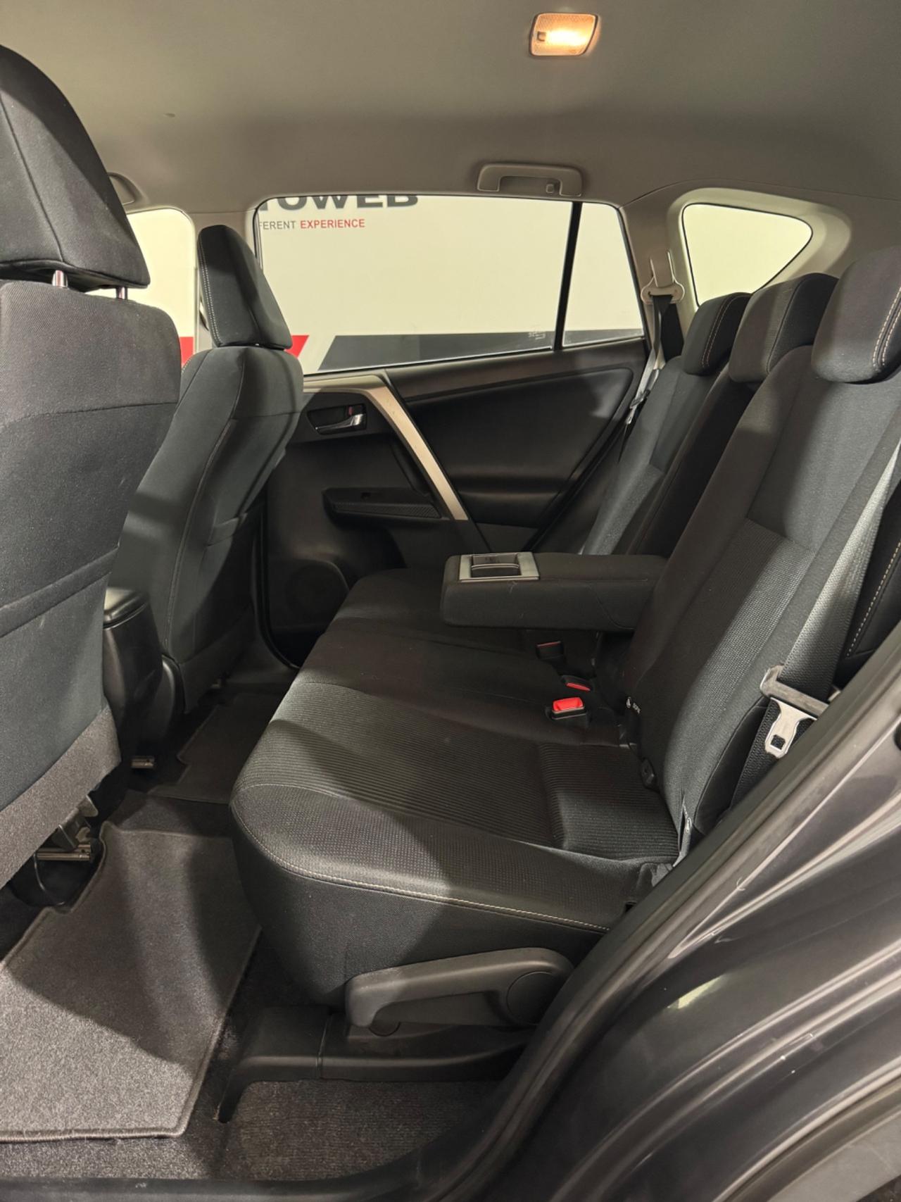 Toyota RAV 4 2.0 D-4D 4WD Lounge White Ed.