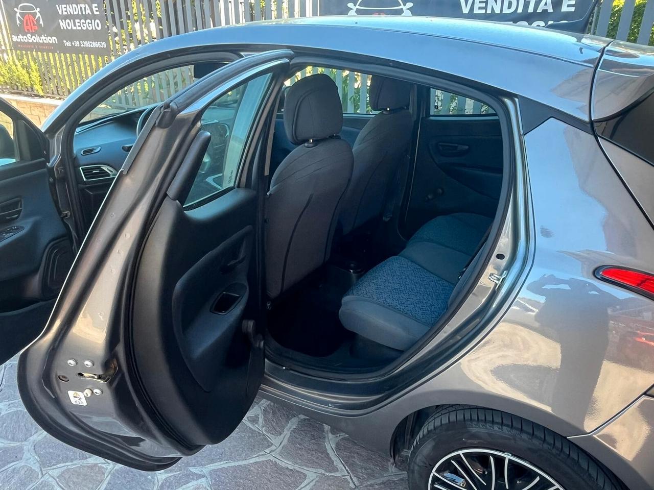 Lancia Ypsilon 1.2 69 CV 5 porte Platinum adatta neopatentati