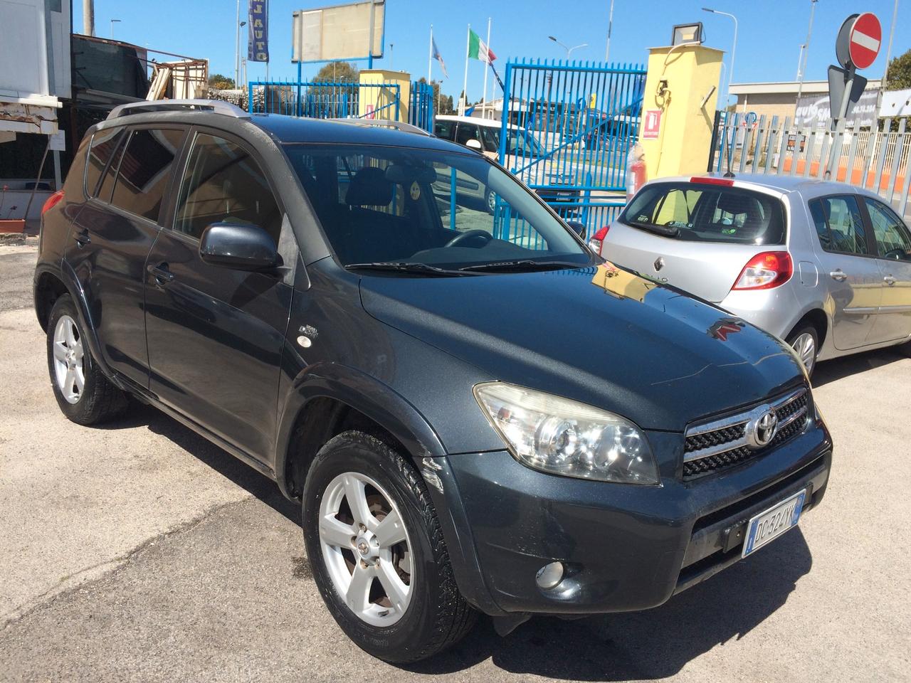 Toyota RAV 4 luxury 2.2 tdi 4x4 tagliandata con garanzia 12 mesi !