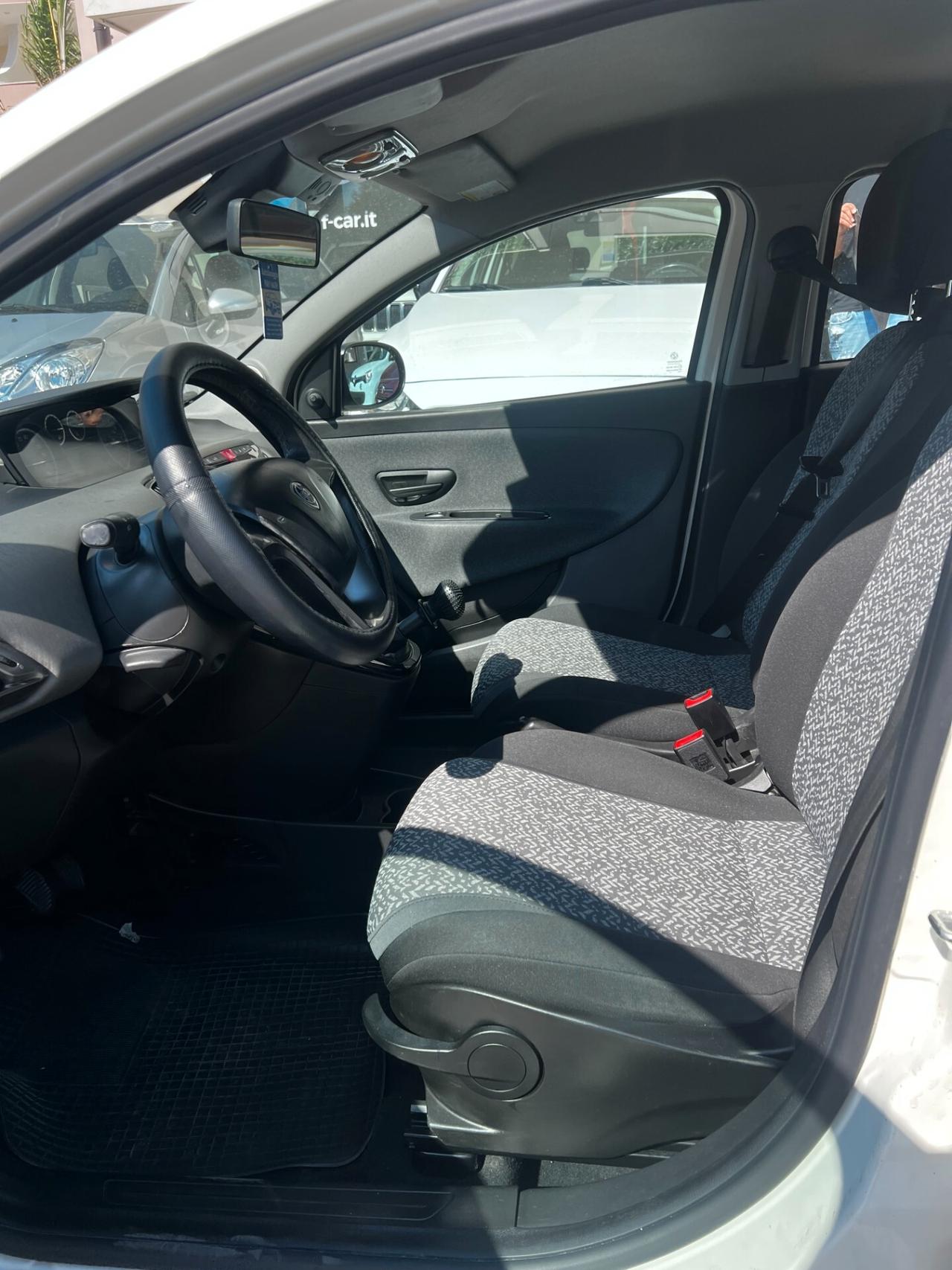 Lancia Ypsilon 1.2 69 CV 5 porte GPL Ecochic Silver neopatentati