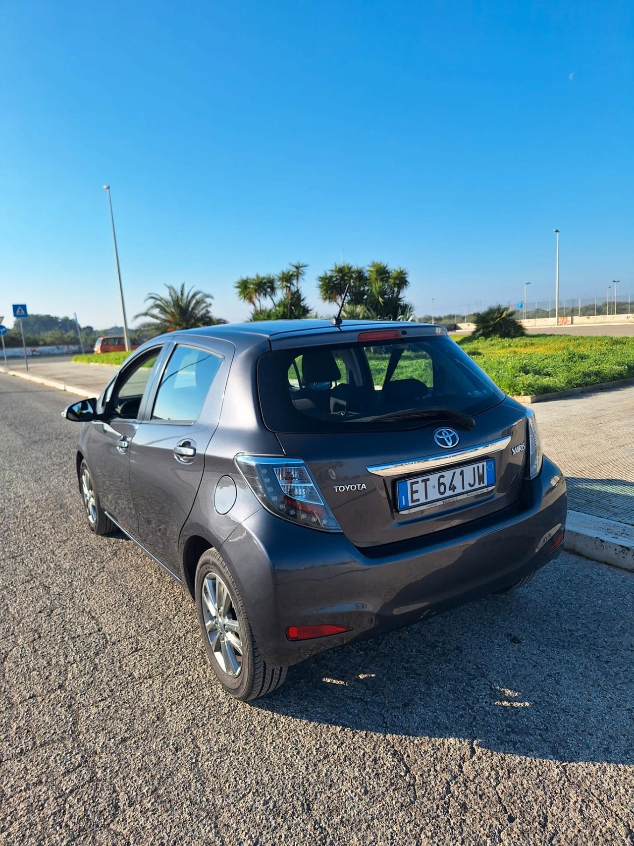 Toyota Yaris 1.3 5 porte Lounge - 12/2013