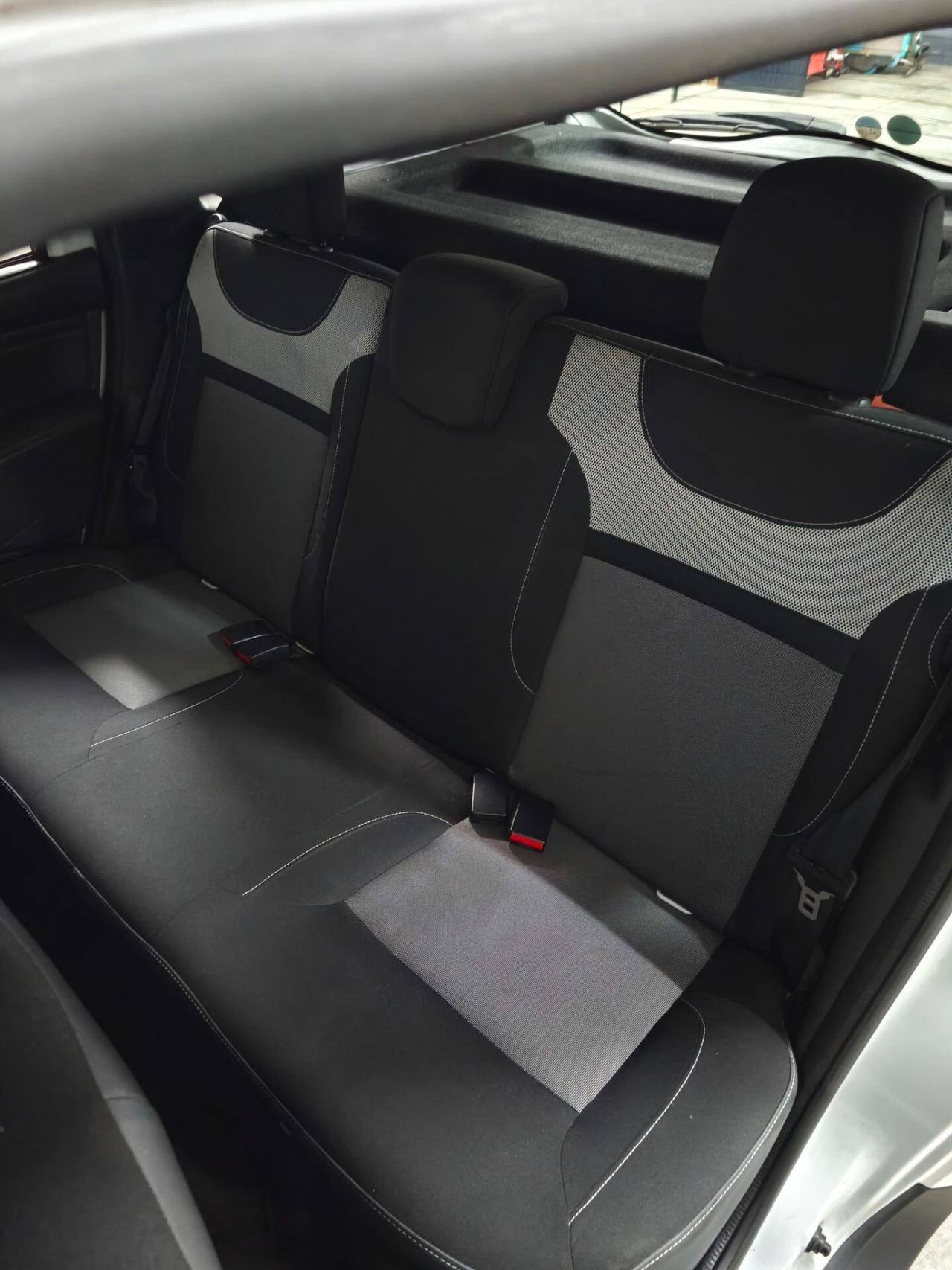 Dacia Duster 1.6,4x2 Serie Limitata Urban Explorer