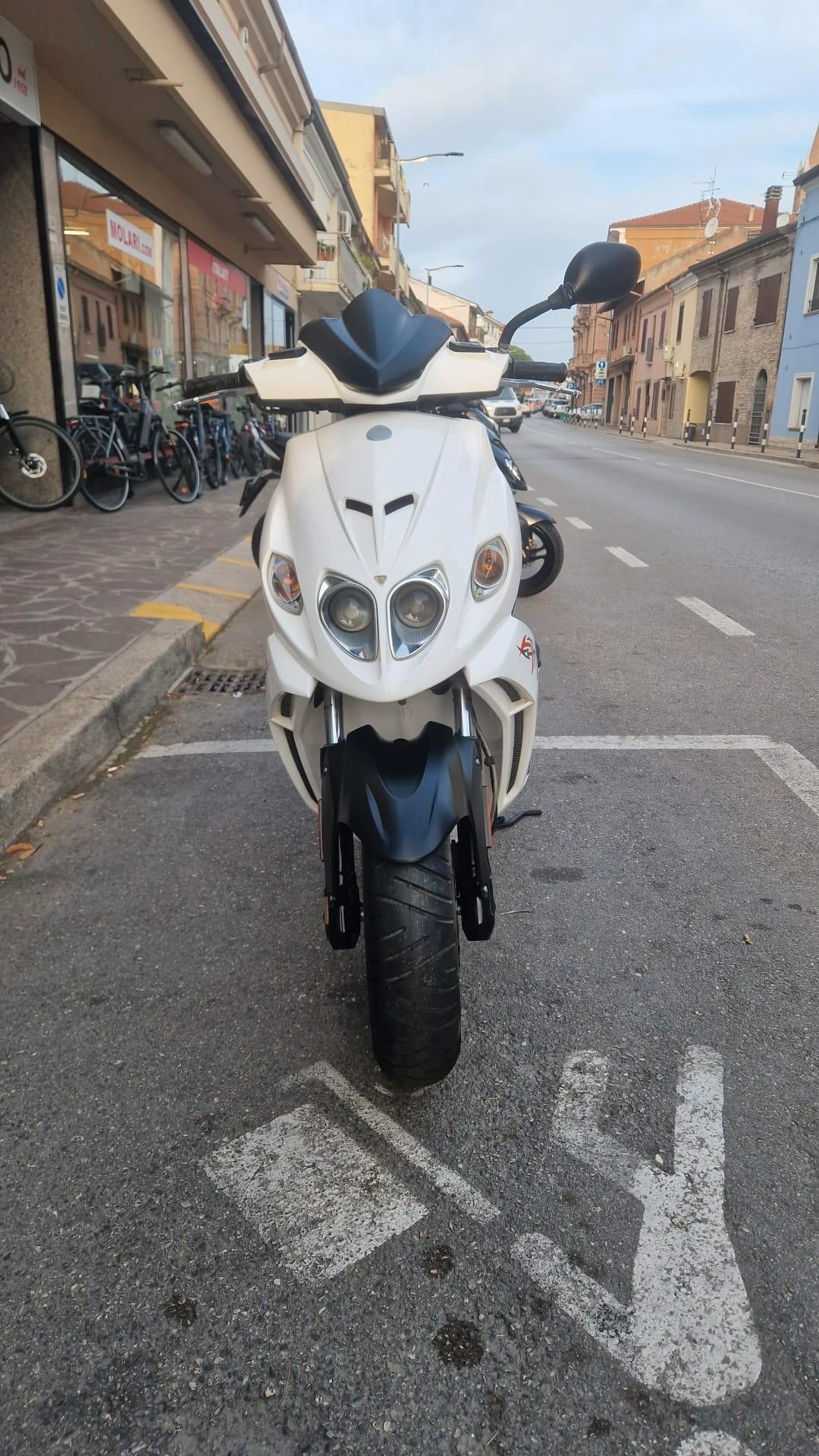 Malaguti Phantom F12R 50 LC Bianco 12-2010