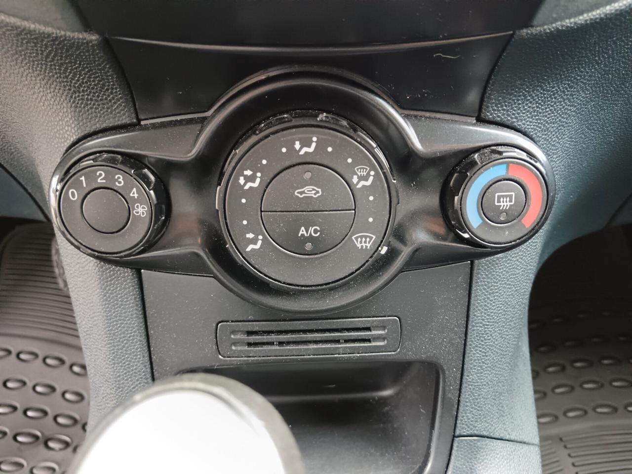 Ford Fiesta 1.4 TDCI 68CV AUTOCARRO 2 POSTI