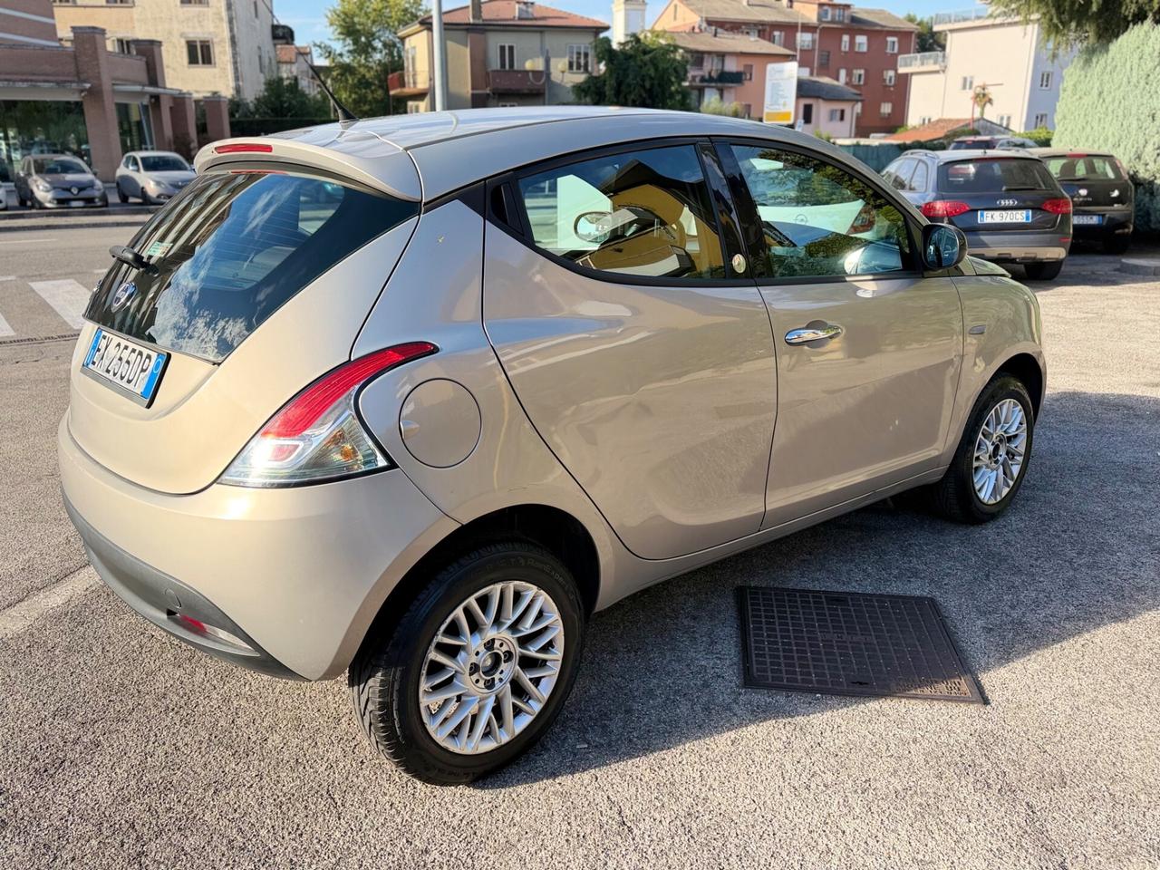 Lancia Ypsilon 900 neopatentati pronto uso garanzia