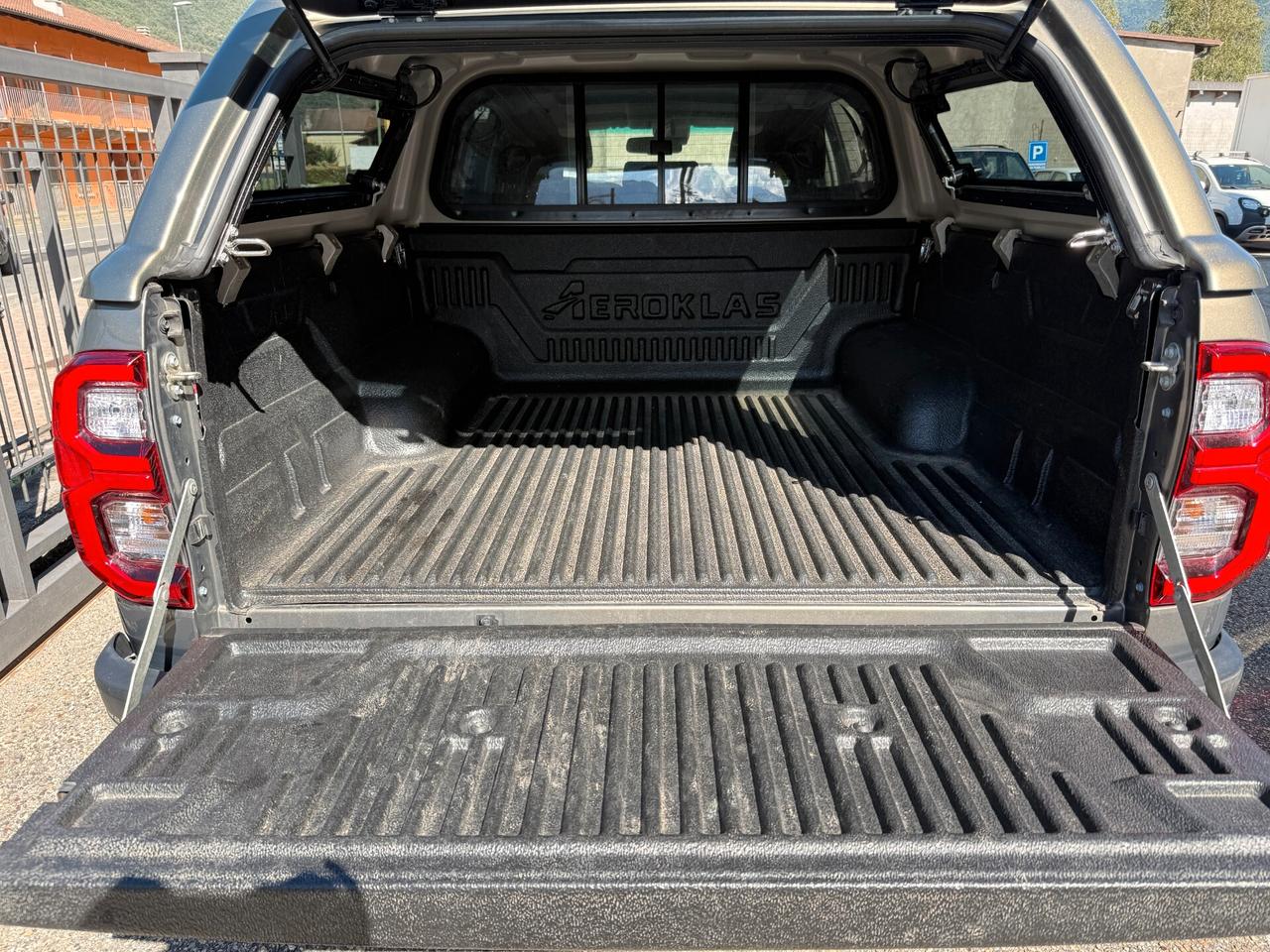 Toyota Hilux 2.4 D-4D A/T 4WD 4 porte Double Cab Executive