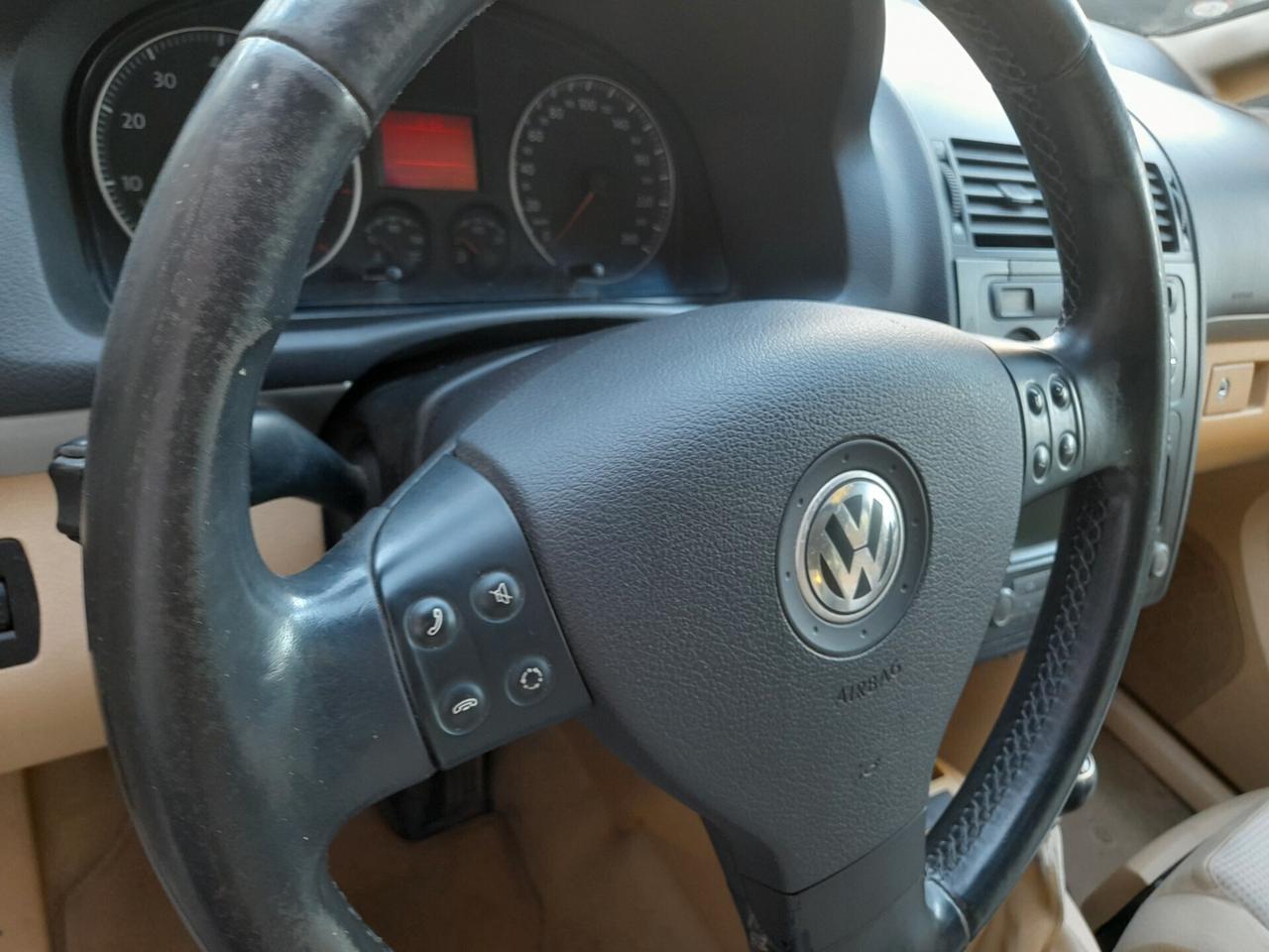 Volkswagen Touran 1.6 FSI Highline