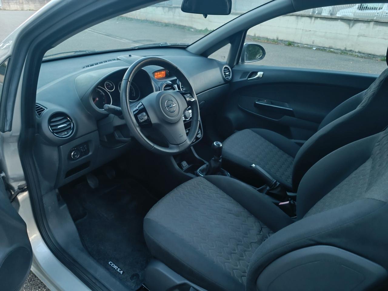 Opel Corsa 1.2 3 porte 2013 SOLAMENTE 49.000 KM