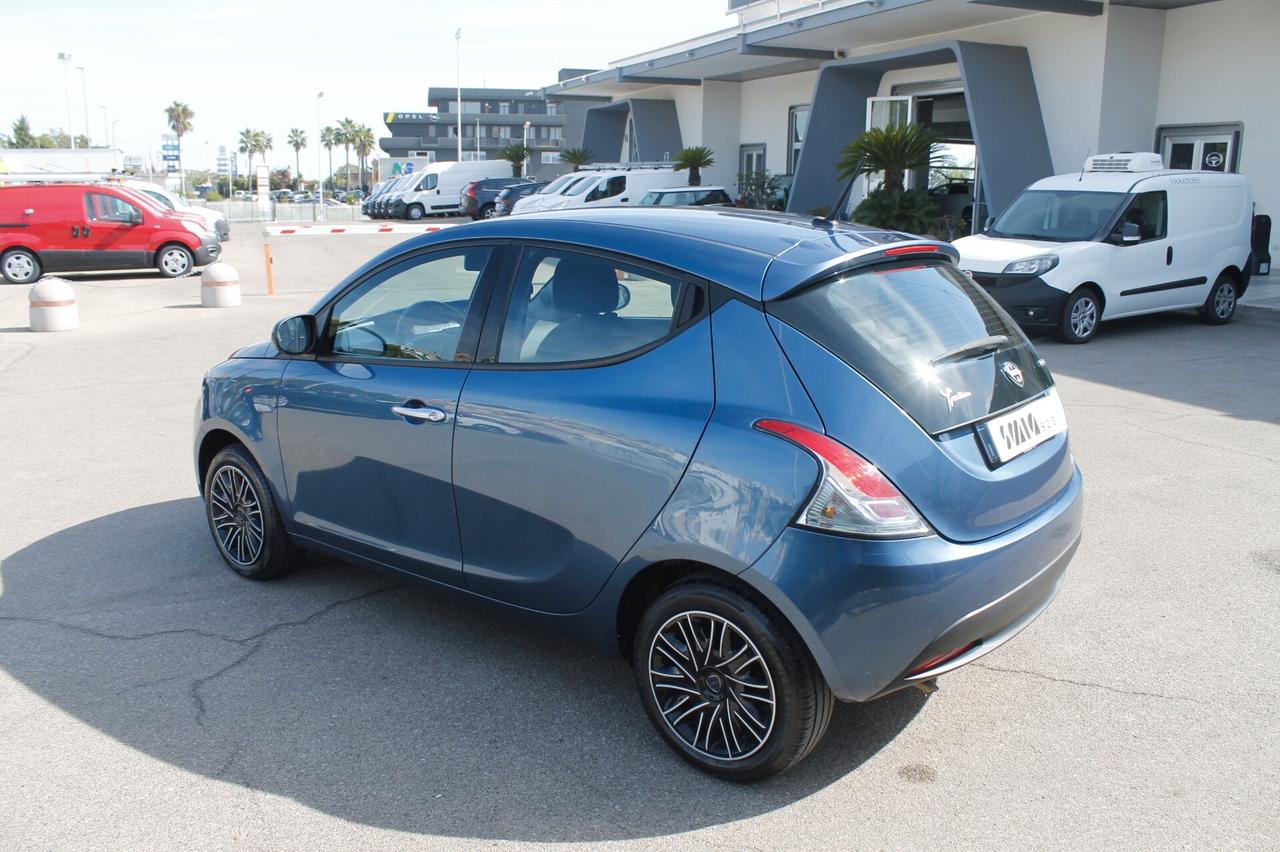 Lancia Ypsilon 1.0 FireFly 5 porte S&S Hybrid Silver