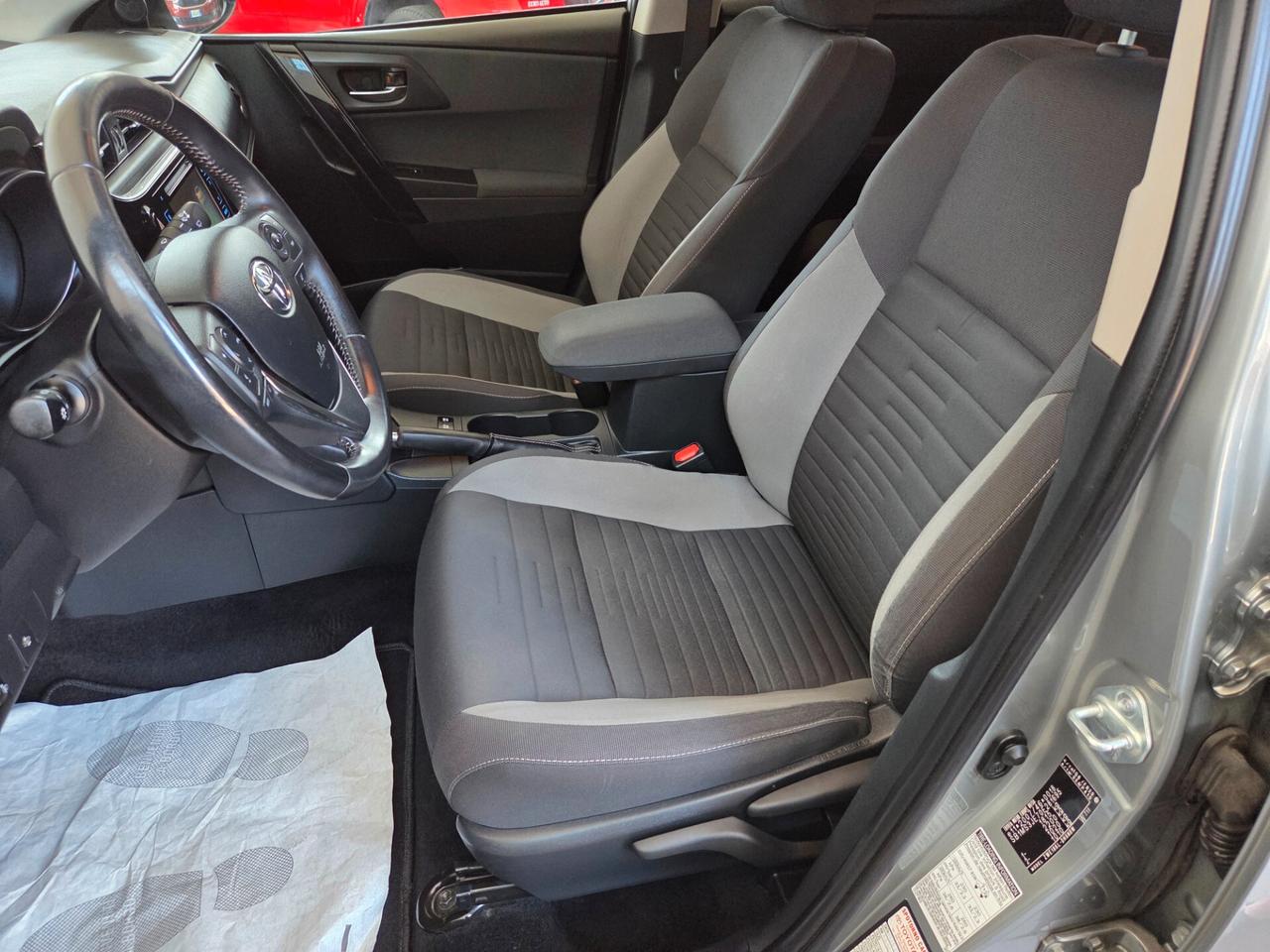 Toyota Auris 1.8 Hybrid Lounge