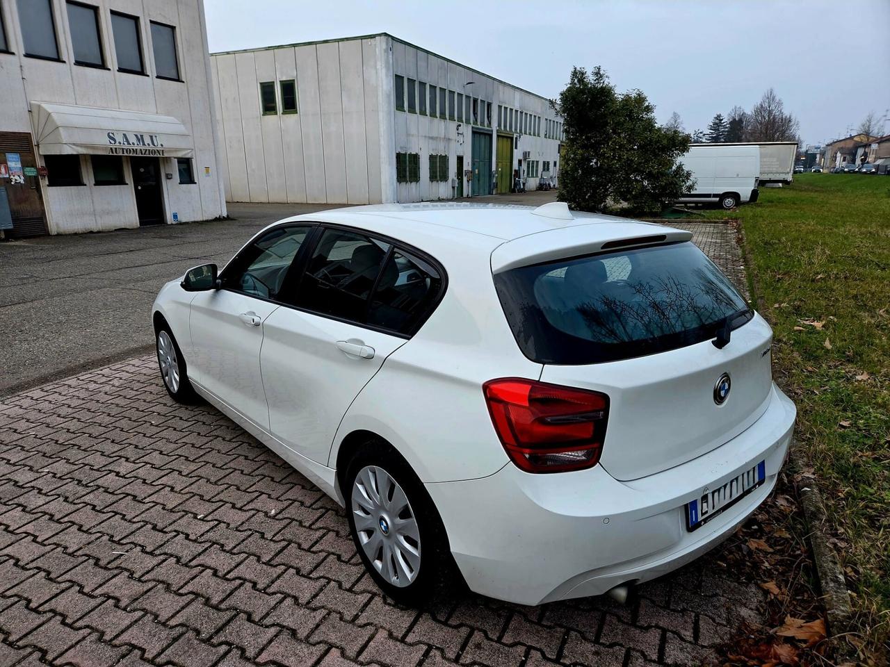 Bmw 116 116d 5p. Unique