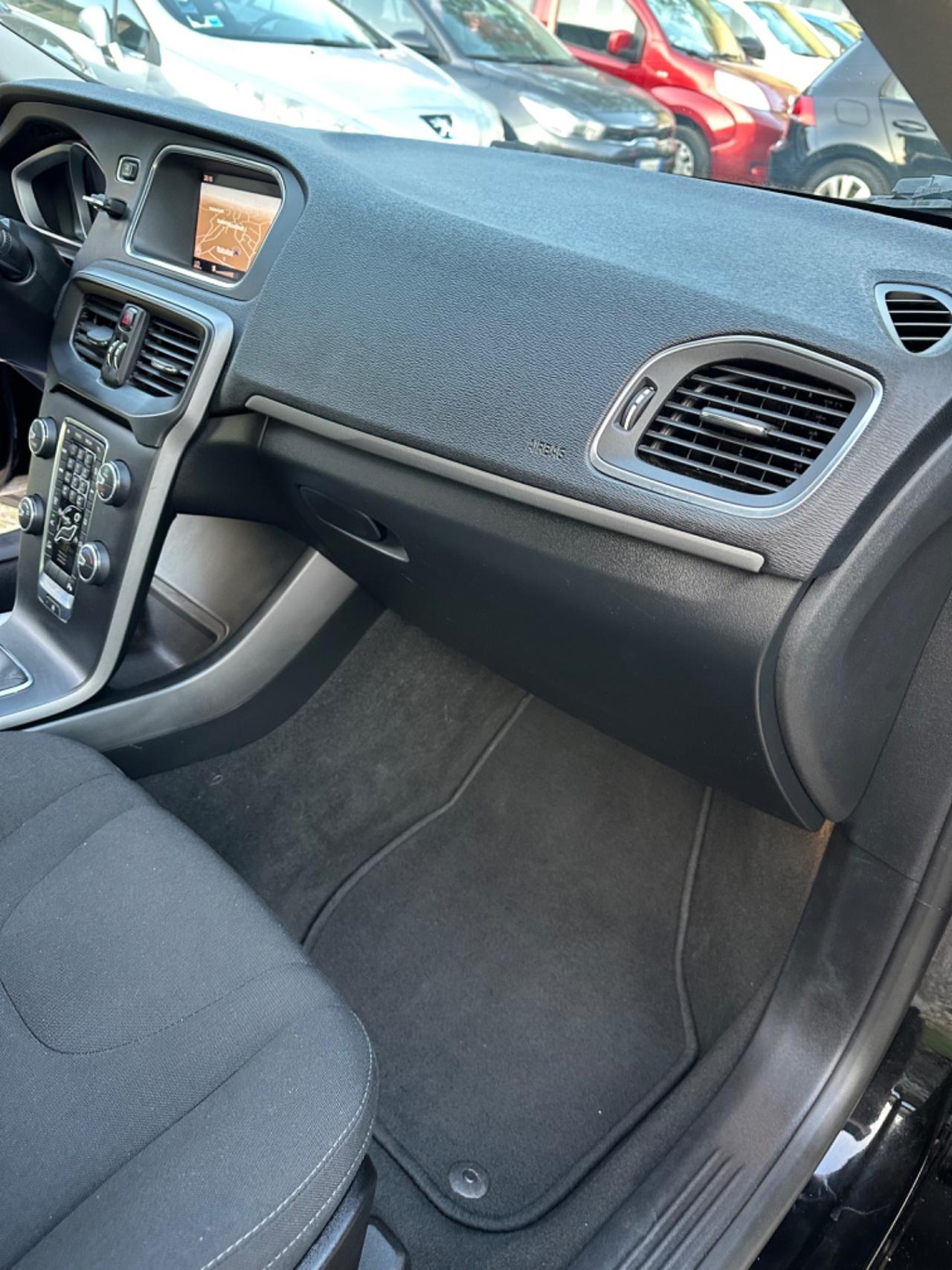 Volvo V40 D2 MOMENTUM KMCERT UNICOPR EU6B