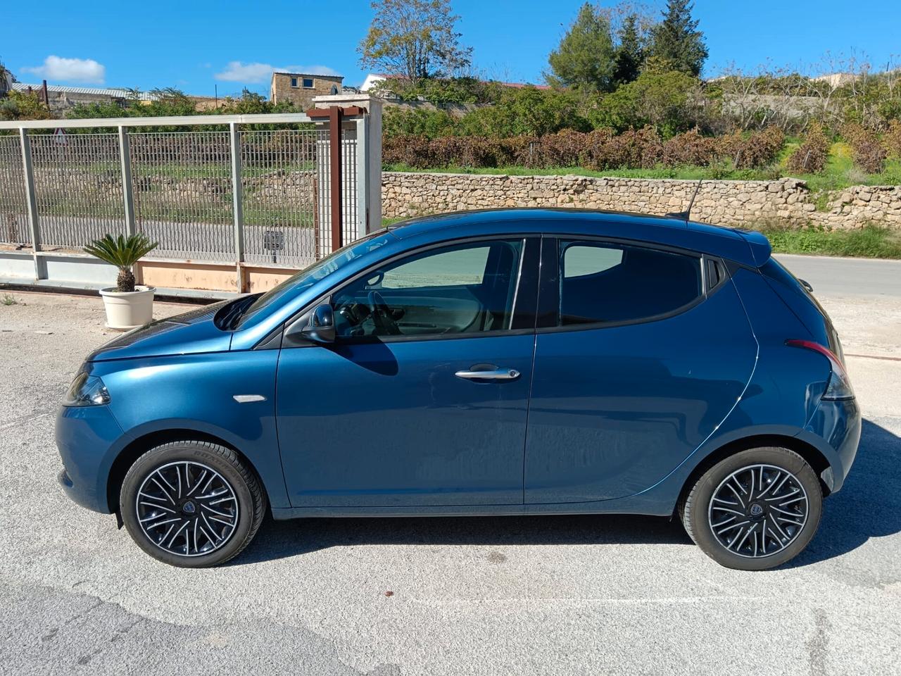 Lancia Ypsilon 1.0 FireFly 5 porte S&S Hybrid Gold