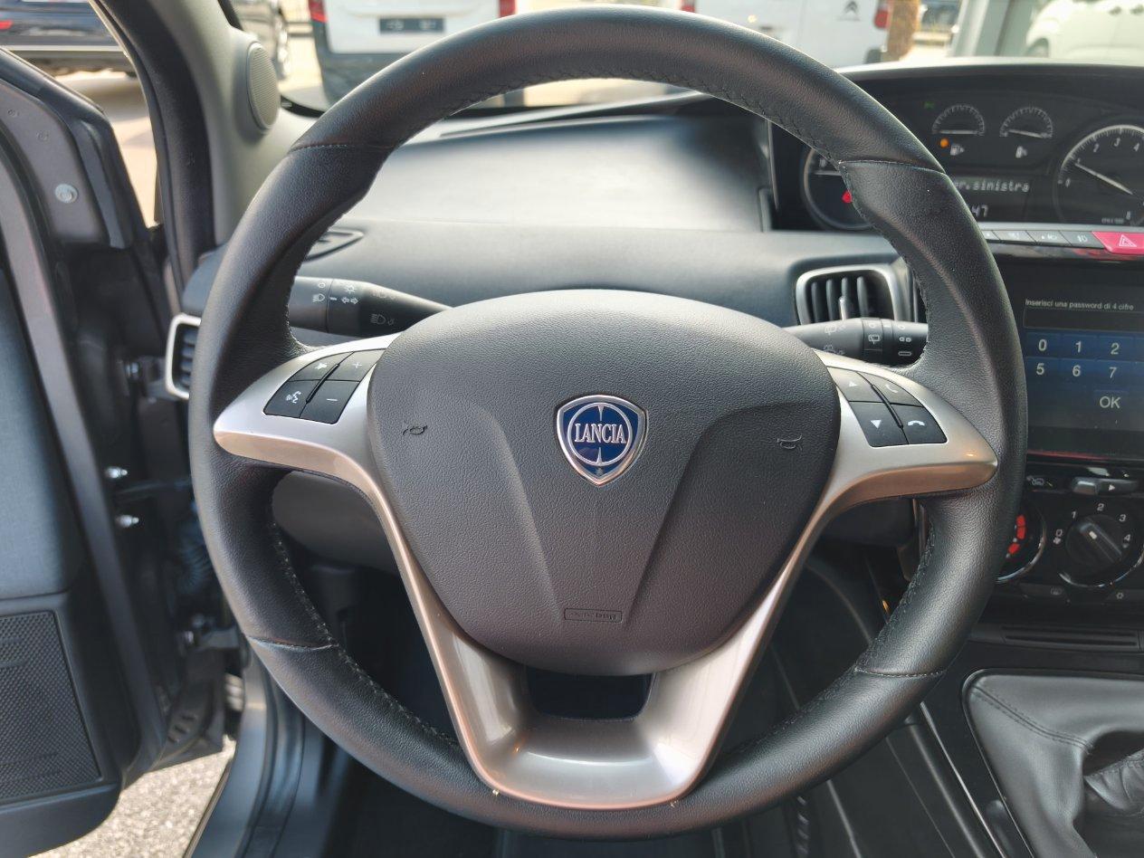 Lancia Ypsilon 1.0 hybrid Gold 70cv (5 POSTI + NAV) OK NEOPATENTATI