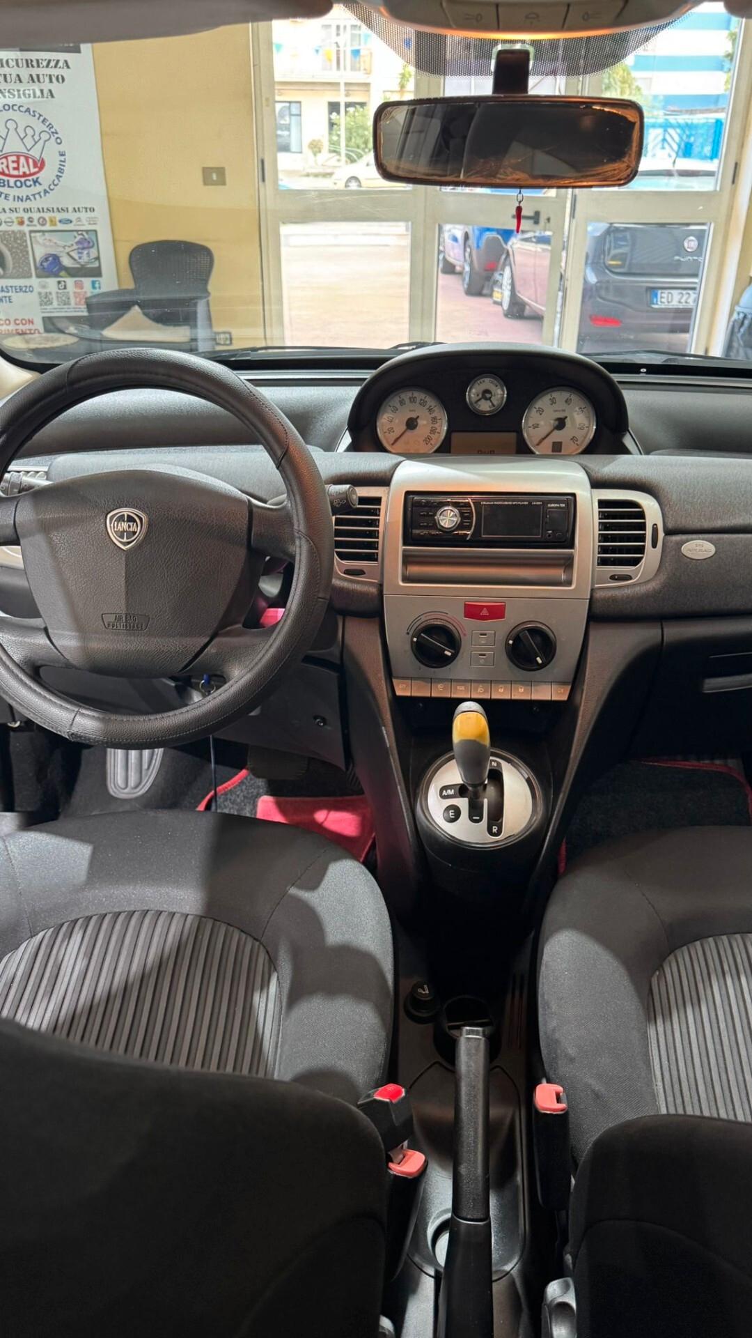 Lancia Ypsilon 1.3 MJT 75 CV Versus