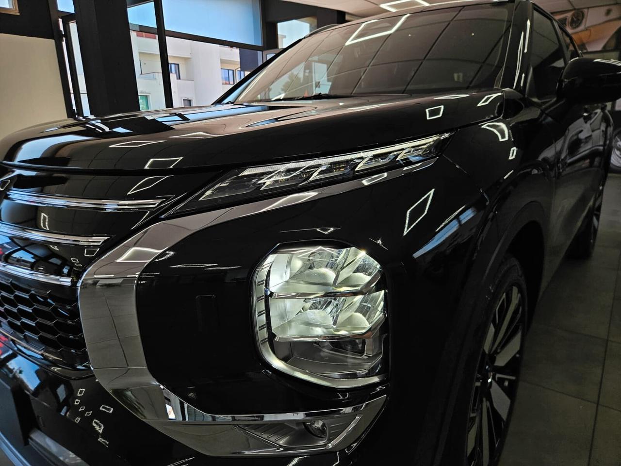 Mitsubishi Outlander DISPONIBILE IN VARIE COLORAZIONI E ALLESTIMENTI - CONCESSIONARIO UFFICIALE