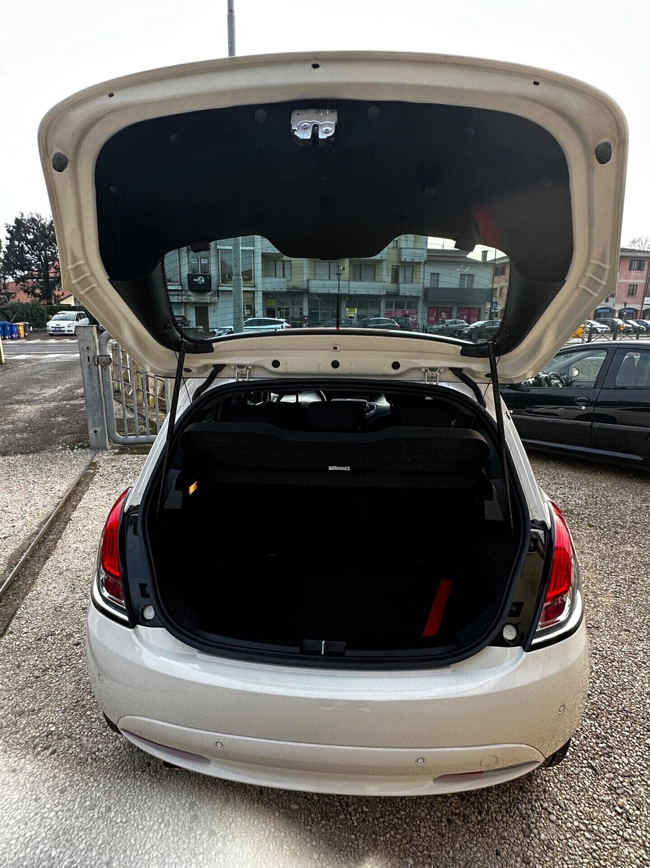 Lancia Ypsilon 1.0 FireFly 5 porte S&S Hybrid Platino Plus