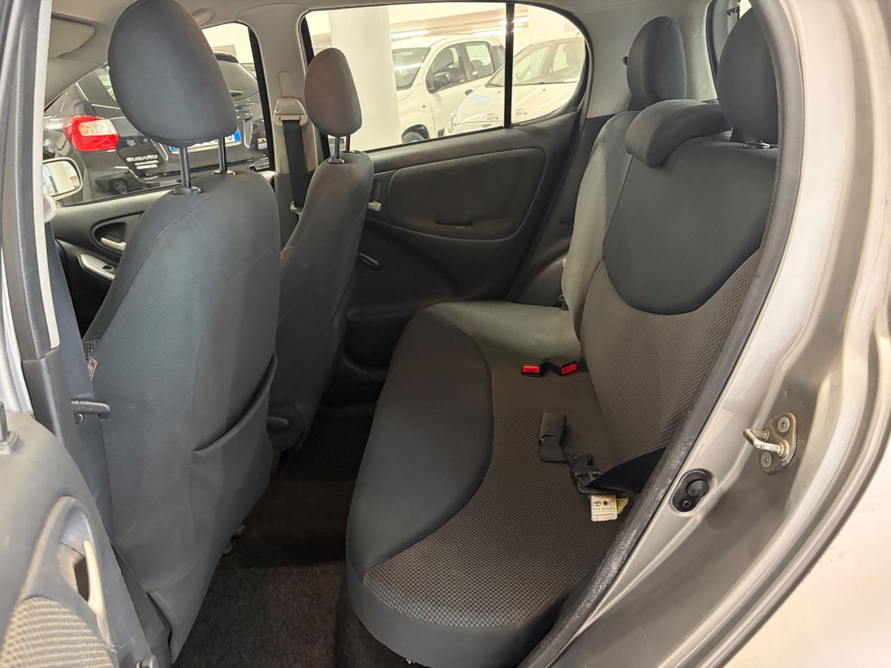 Toyota Yaris 1.3i 16V cat 5 porte Sol