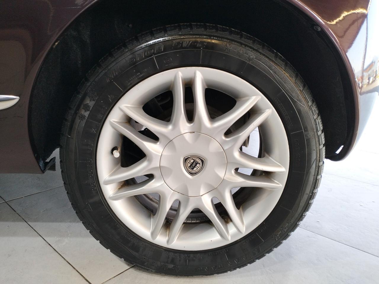 Lancia Ypsilon 1.3 MJT 75 CV Platino