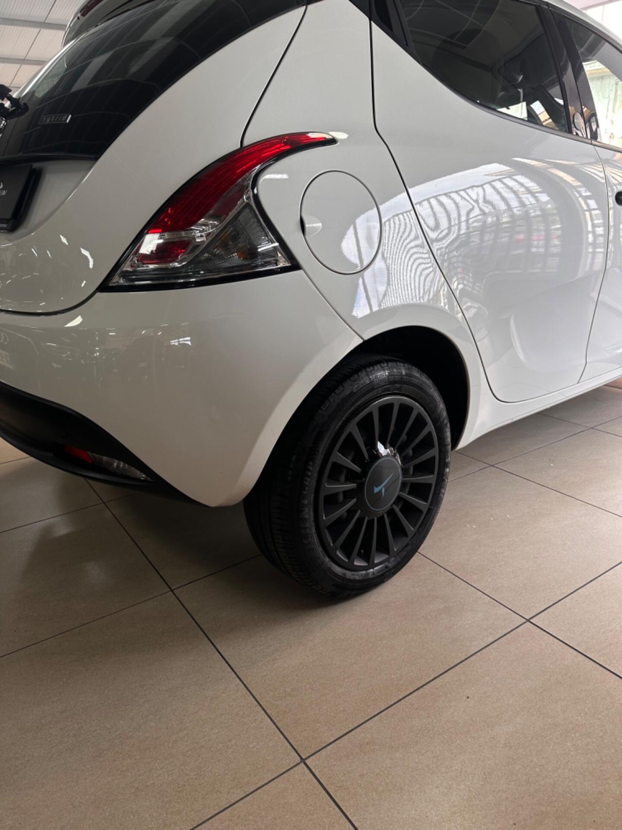 Lancia Ypsilon 1.0 FireFly 5 porte S&S Hybrid Ecochic Silver