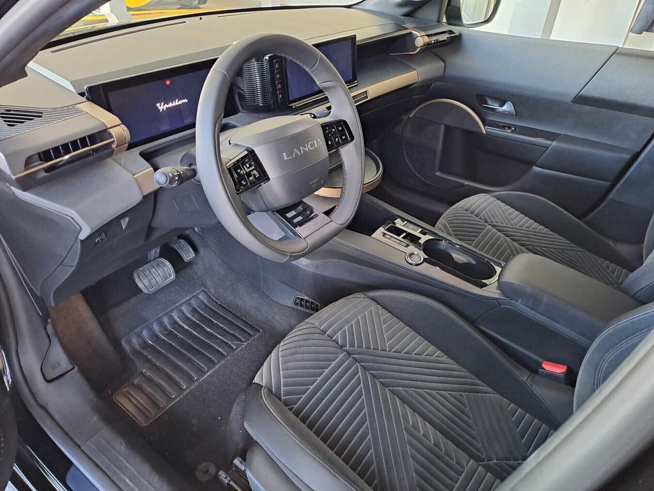 Lancia Ypsilon Hybrid 1.2 Benz Edizione Cassina 2025