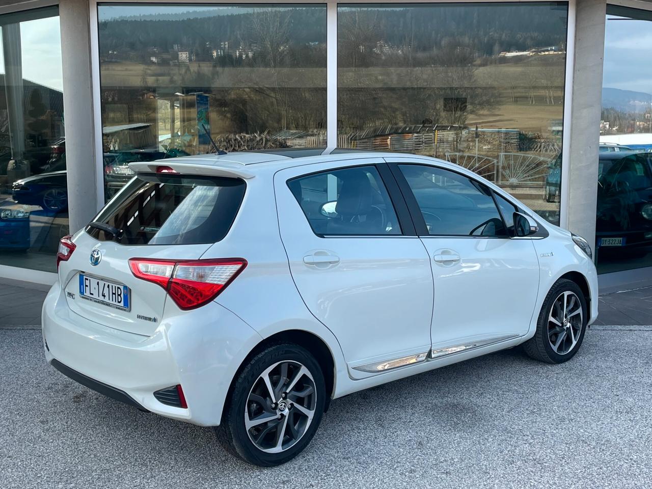 Toyota Yaris HYBRIDO 1.5 WHITE EDITION