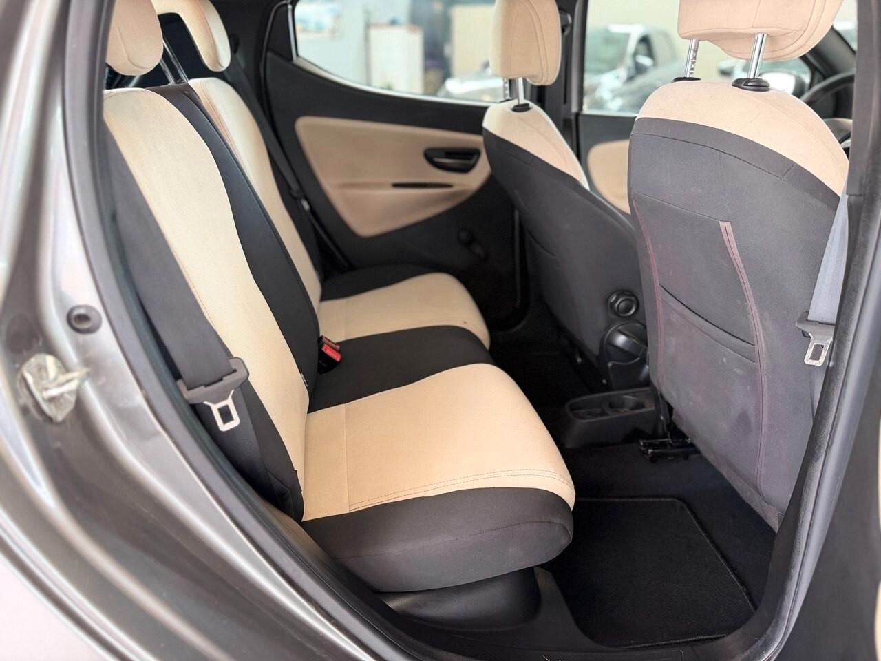 Lancia Ypsilon 0.9 TwinAir 85 CV 5 porte Metano Ecochic Silver