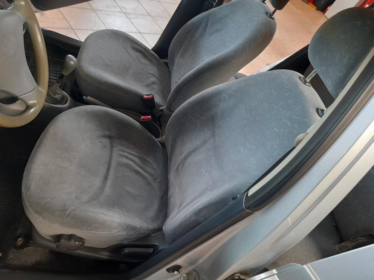 Toyota Yaris 1.0i 16V cat 5 porte Sol