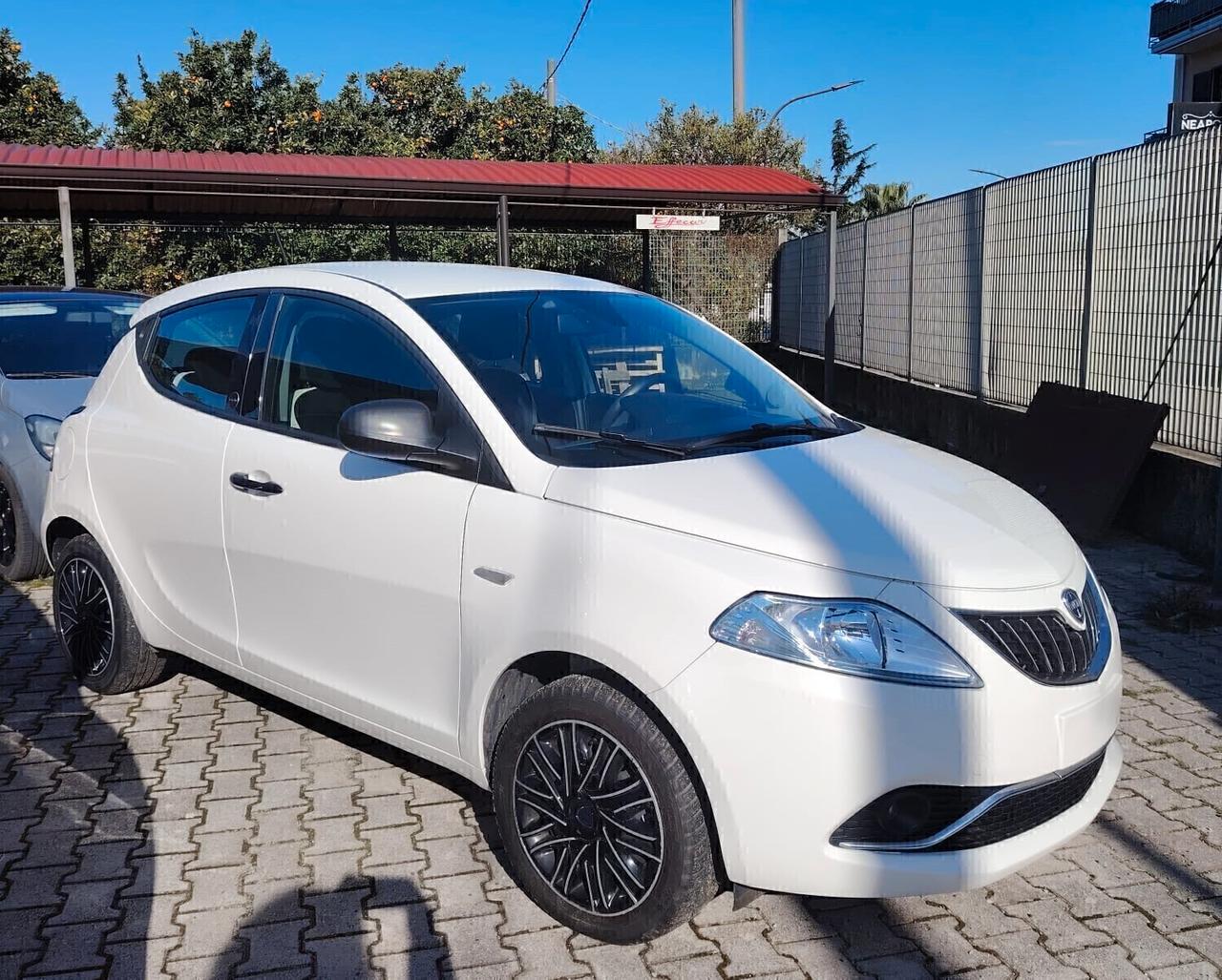 Lancia Ypsilon 1.0 FireFly 5 porte S&S Hybrid Ecochic Silver