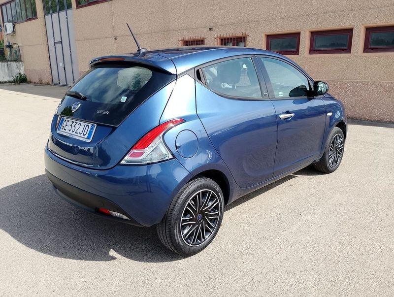 Lancia Ypsilon 1.0 FireFly 5 porte S&S Hybrid Silver