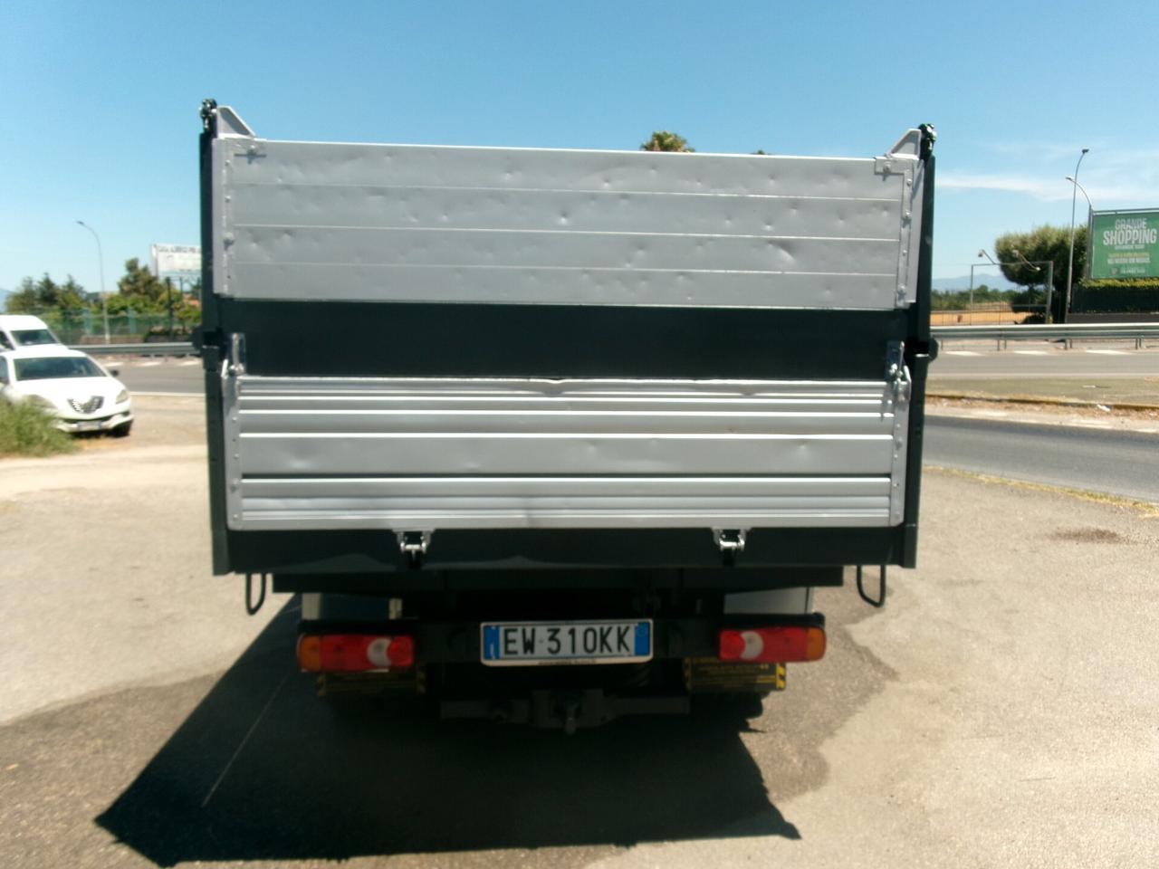 Nissan Cabstar NT 400 35-12 E5 RIBALTABILE TRILATERALE CON SOVRASPONDE GANCIO TRAINO