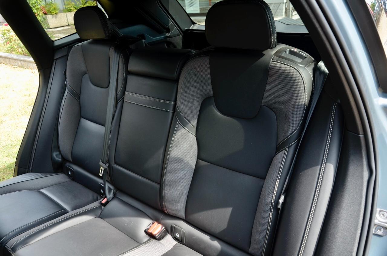 VOLVO XC60 2.0 B4 R-DESIGN 197cv AUTO, UNICOPROPRIETARIO, SERVICE UFF VOLVO, UFF ITALIANA, EURO 6D, FARI LED, NAVI, RETROCAMERA, PERMUTE