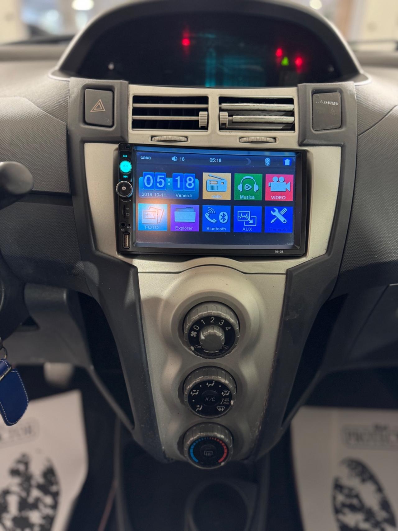 Toyota Yaris 1.0 3 porte Navi NEOPATENTATI - NAVIGATORE CON COLLEGAMENTO TELEFONO - GOMME NUOVE