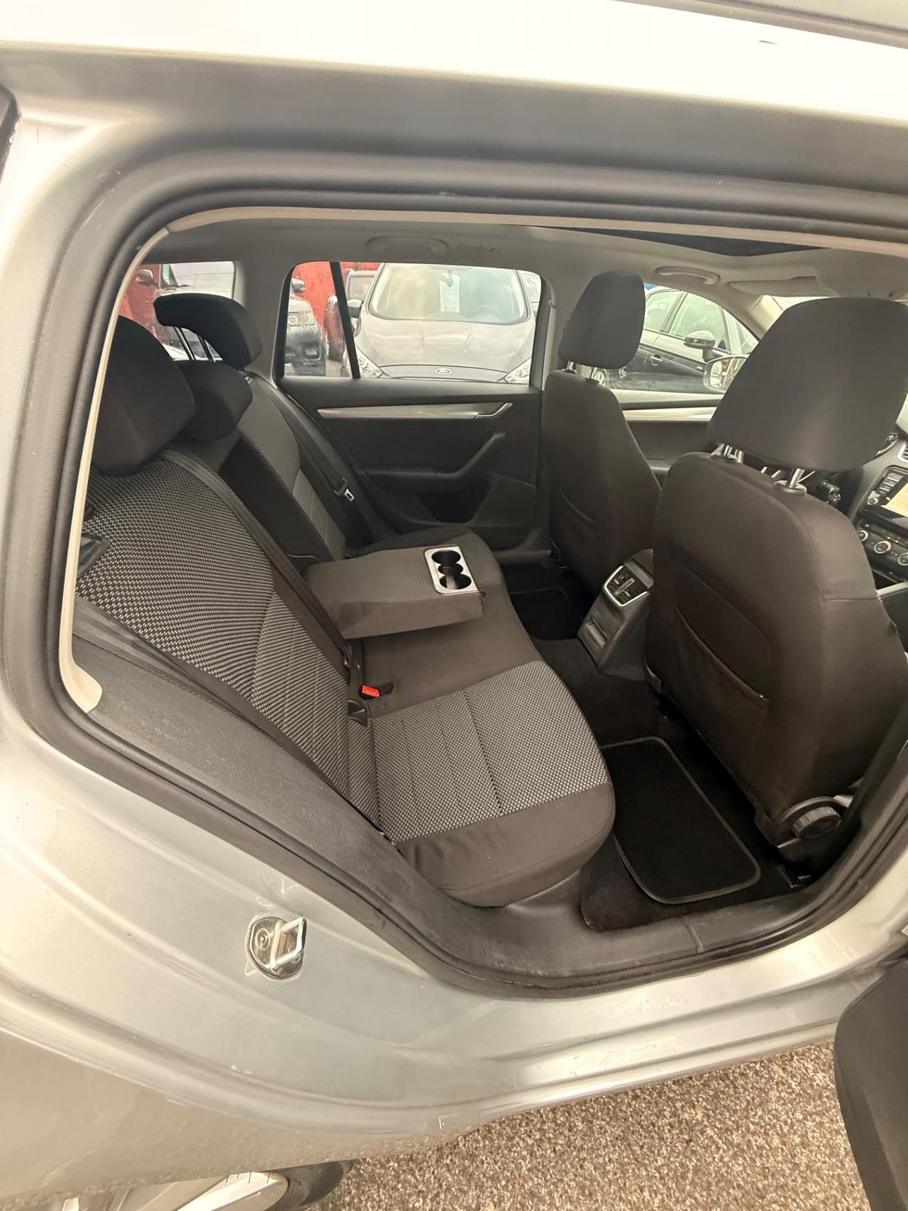 Octavia 1.6 TDI/dsg/rate/(( 80 mila km- unipro ))