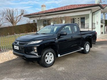 Mitsubishi L200 2.3 DI-D Club Cab 4x4 Invite 4WD