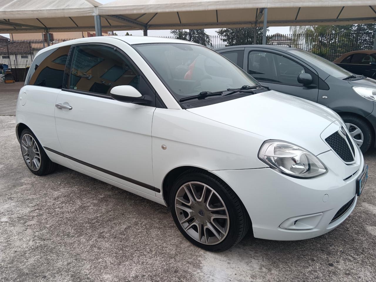 Lancia Ypsilon 1.3 MJT 105 CV Sport MomoDesign