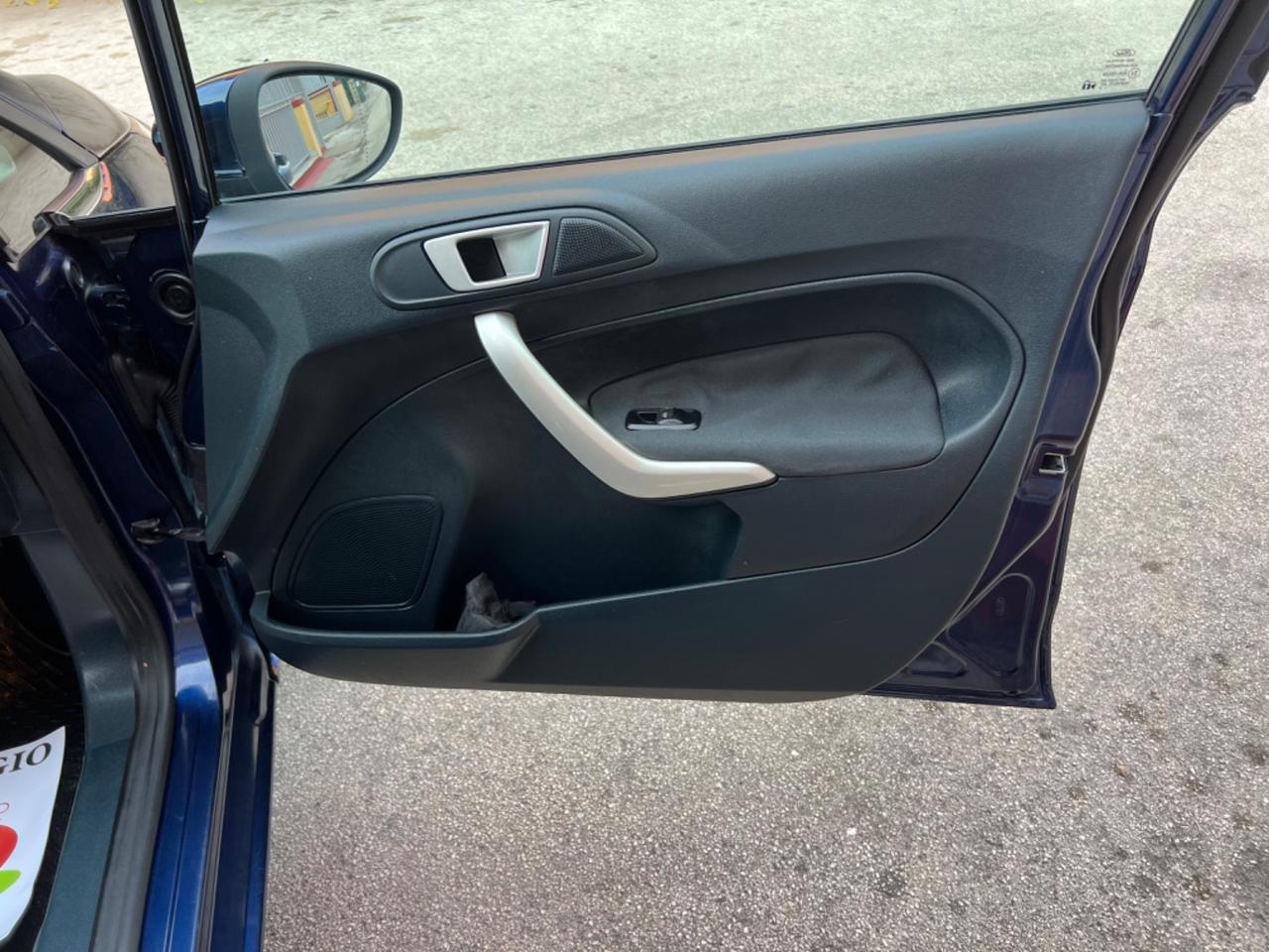 Ford Fiesta 1.4 16V 5p. Bz.- GPL Titanium Bs.