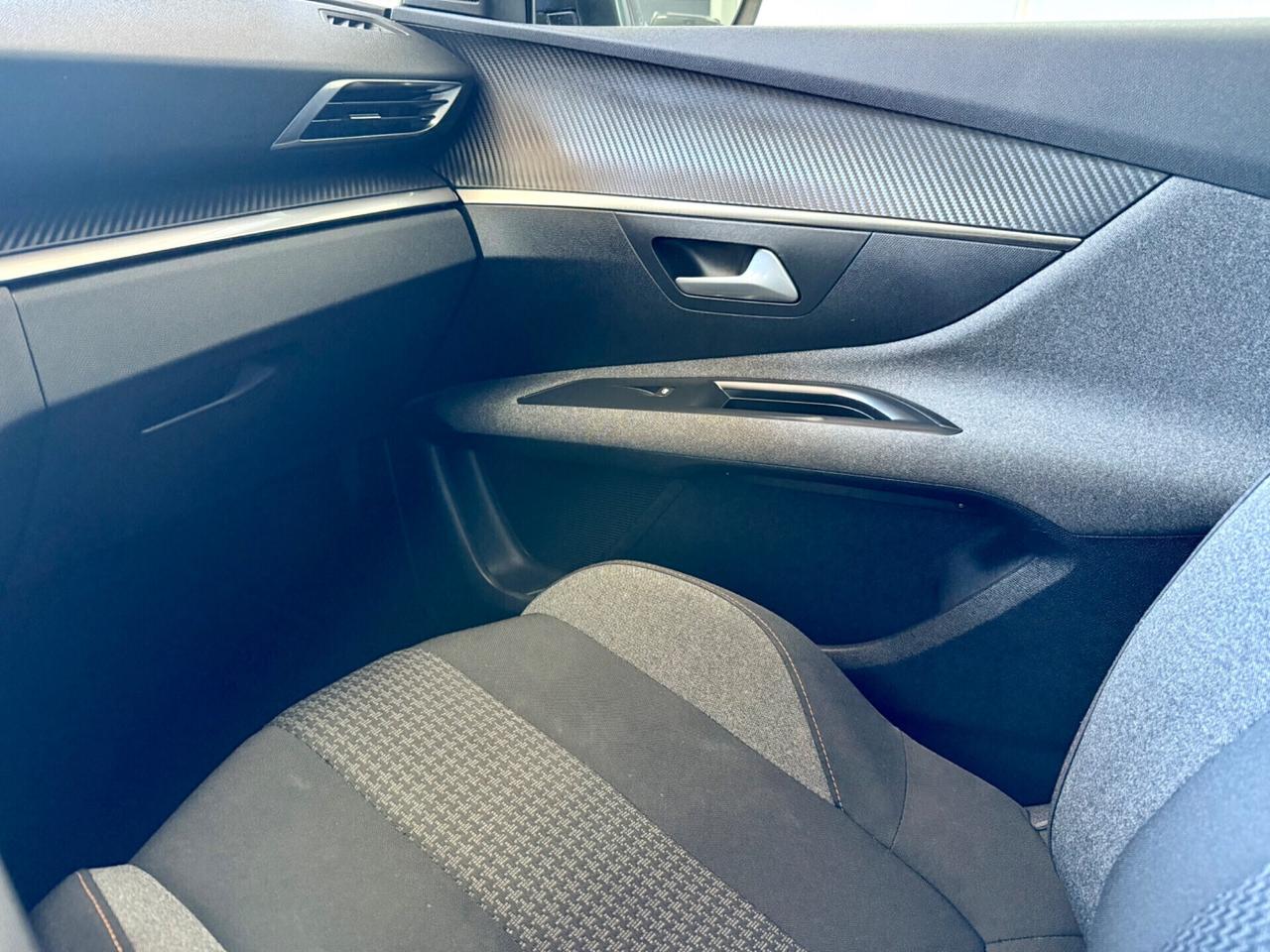 Peugeot 3008 BlueHDi 130 S&S EAT8 Active Pack