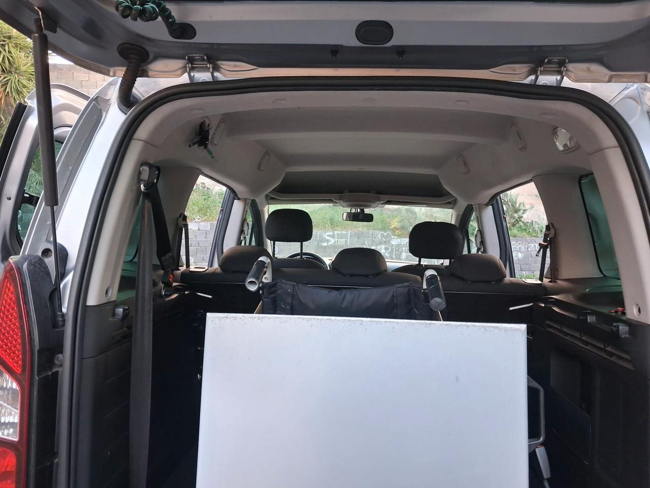 Peugeot Partner Pianale ribassato con rampa disabili in carrozzina