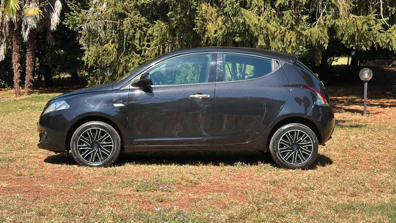 Lancia Ypsilon 1.0 FireFly 5 porte S&S Hybrid Silver 2023 LEGGI TESTO