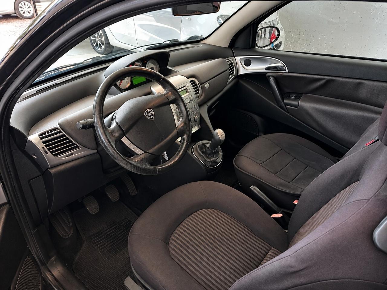Lancia Ypsilon 1.3 MJT 75 CV Versus