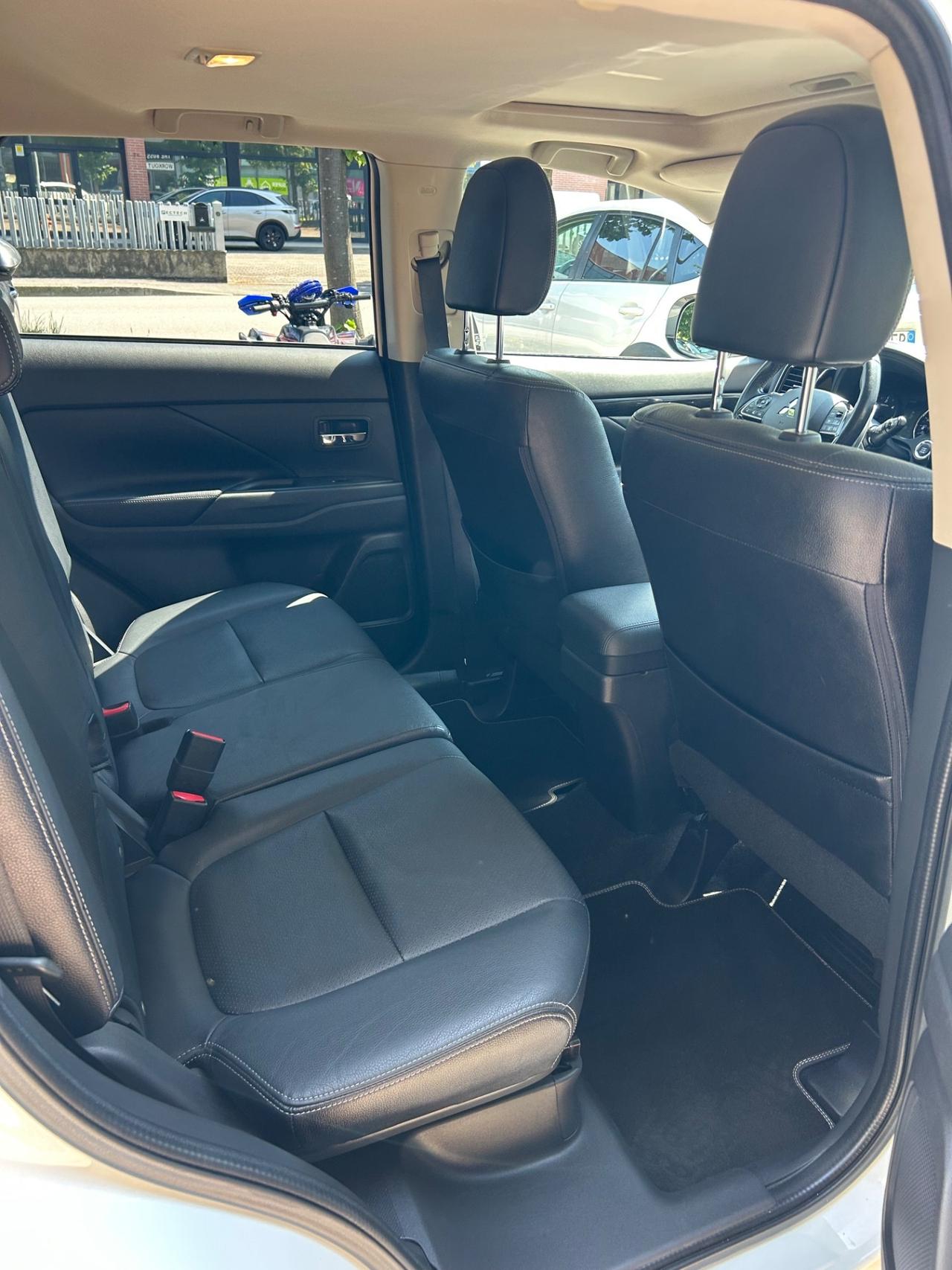Mitsubishi Outlander 2.2 DI-D 4WD Instyle Plus SDA 7 posti