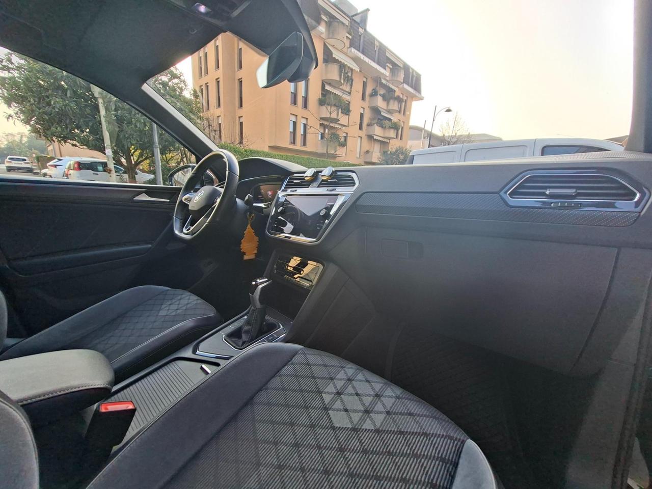 Volkswagen Tiguan 2.0 tdi R-Line 150cv dsg