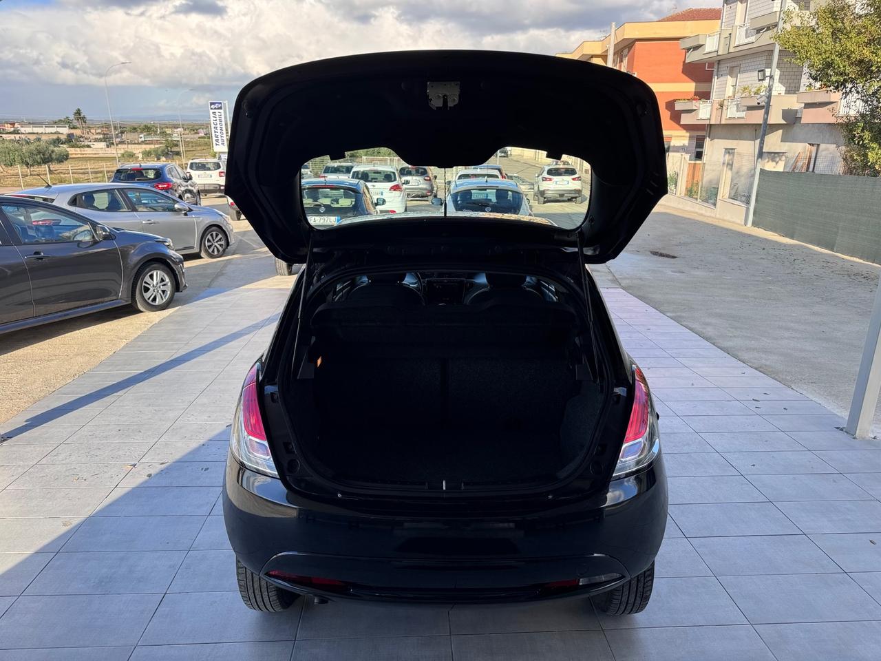 Lancia Ypsilon 0.9 TwinAir 85 CV 5 porte Metano Ecochic Platinum