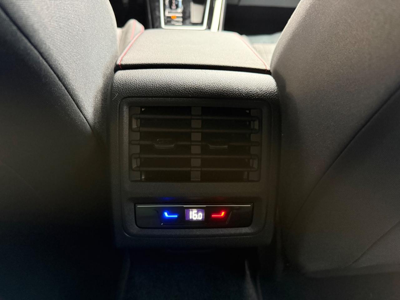 Volkswagen Golf GTI 2.0 TSI DSG PERFORMANCE