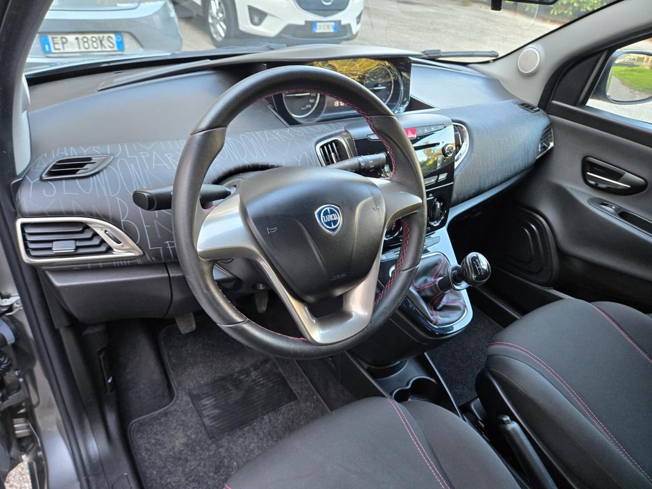 Lancia Ypsilon 0.9 TwinAir 85 CV 5 porte Metano Ecochic Elefantino Neopatentati