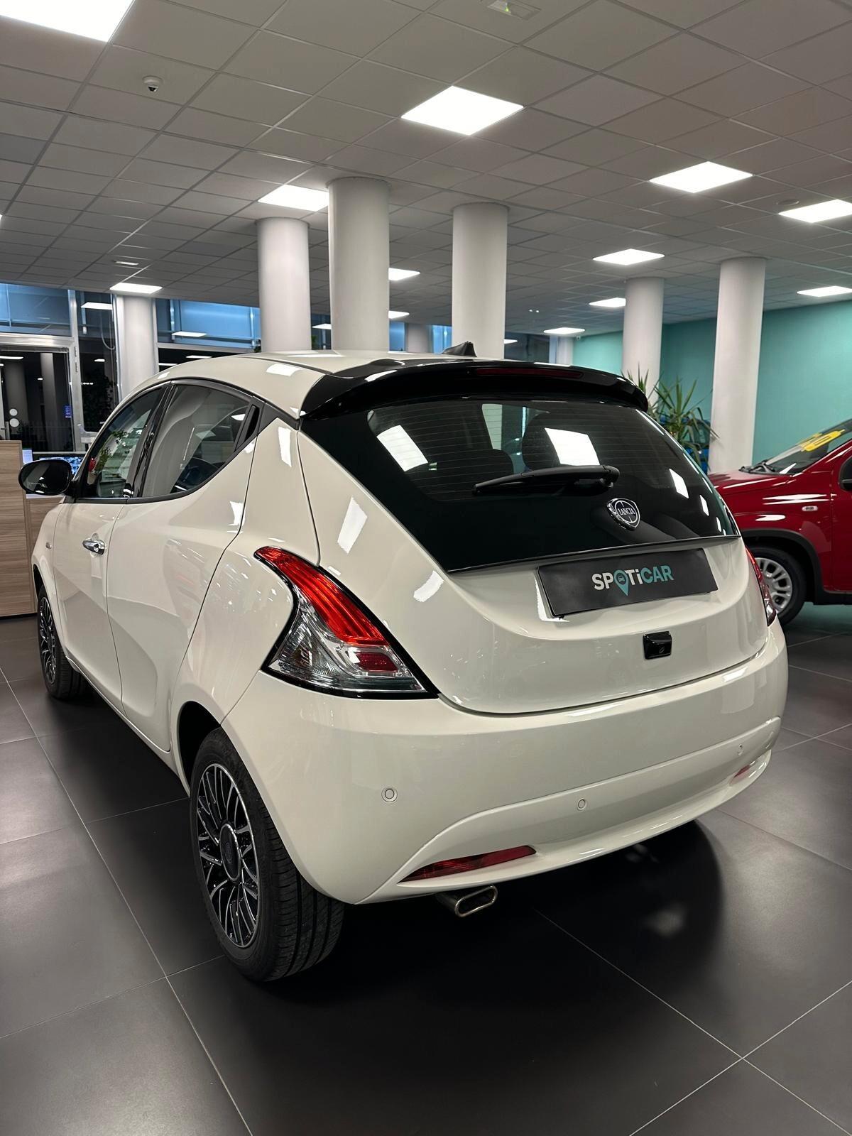 Lancia Ypsilon 2024 km 0 aziend PLATINO