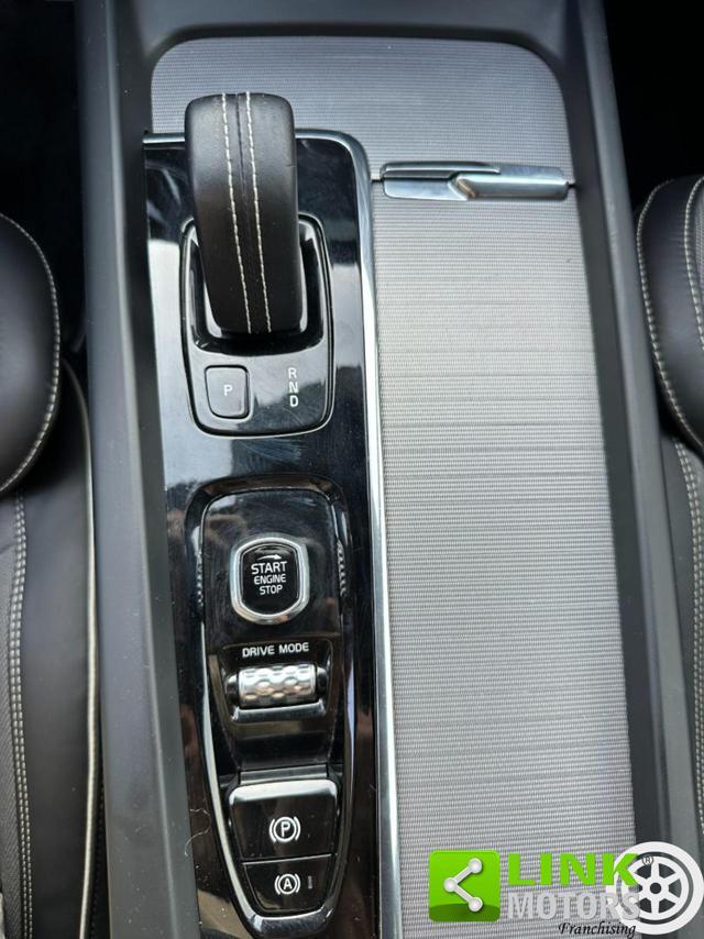 VOLVO XC60 B4 MHEV AWD Geartronic R-design 197 CV