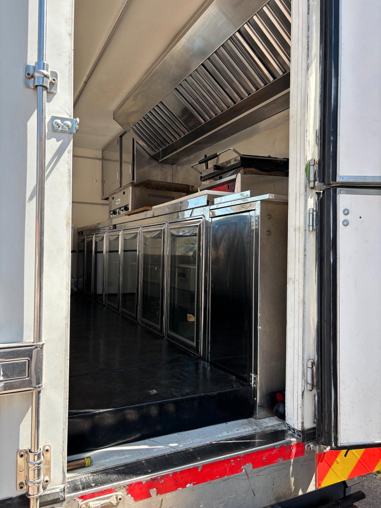 IVECO DAILY 65C/60 CON ALLESTIMENTO A PANINERIA COMPLETO DI TUTTO PIASTRA BANCONI FRIGORIFERI PICCOLO E GRANDE KAPPA AFFETTATRICE FRIGGITRICE AUTOCLAVE DI ACQUA DA 100 LITRI PER BANCONE DI PULIZIA LAVANDINO GRUPPO ELETTROGENO E PRONTO PER LAVORARE PE